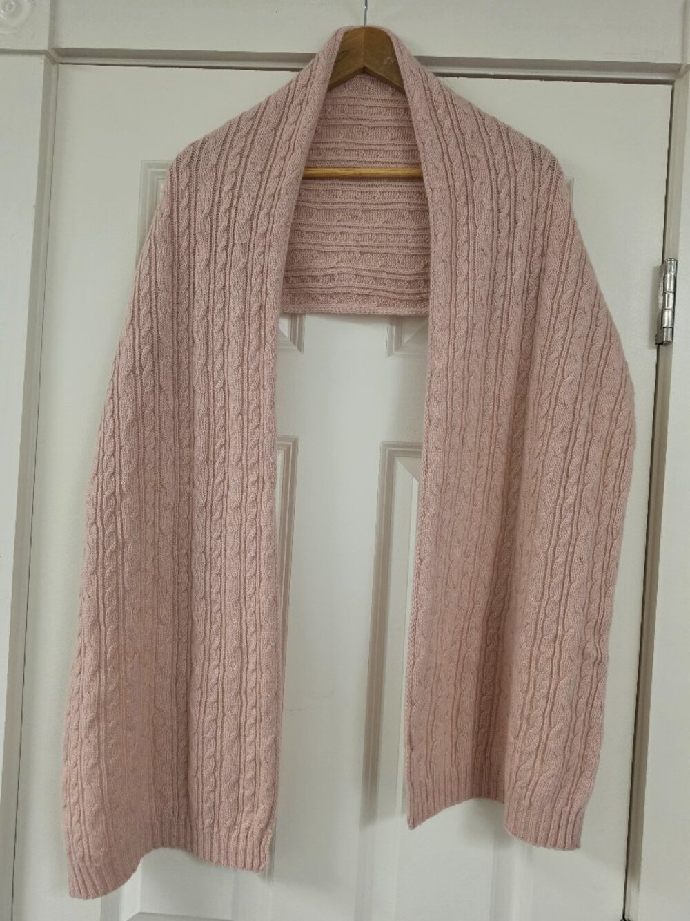 Classic Cable-Knit Pattern Scarf in Dusty pink shade/Rose, stretchy fabric
